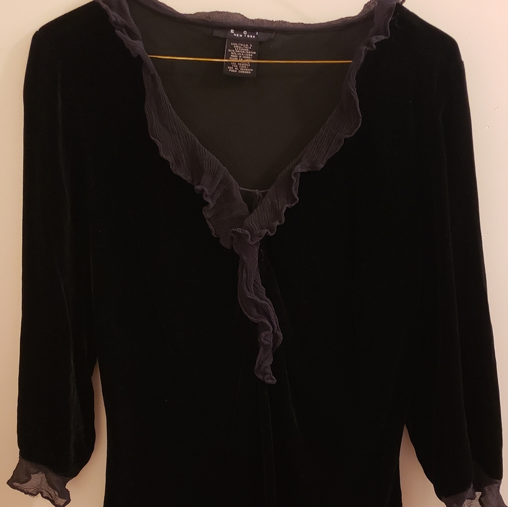 🦄Black velvet top with ruffle detail
